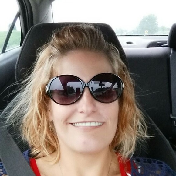 Meet your Posher, Beth - Picture 4 of 4